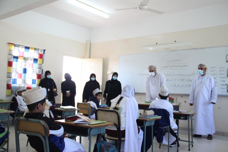 مدارس تعليمية محافظة شمال الباطنة تستقبل طلابها باتخاذ التدابيرِ الوقائية الصحية