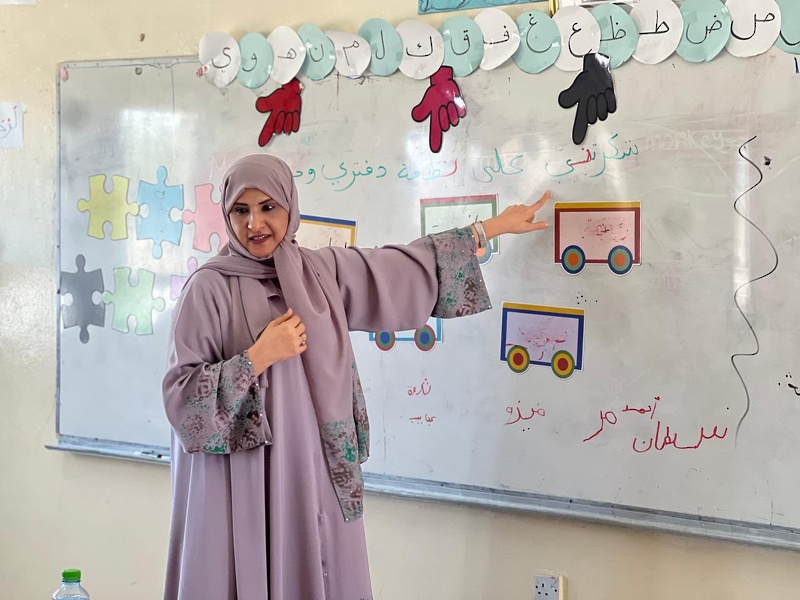 المديرة العامة بتعليمية ظفار تتطلع على سير العملية التعليمية بمدرسة مضي (1-12) بولاية ثمريت