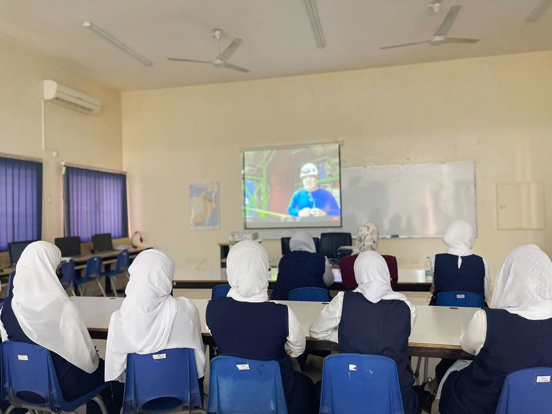 مدارس تعليمية ظفار تشارك في الزيارة الإفتراضية للمنظمة الأوروبية للأبحاث النووية CERN