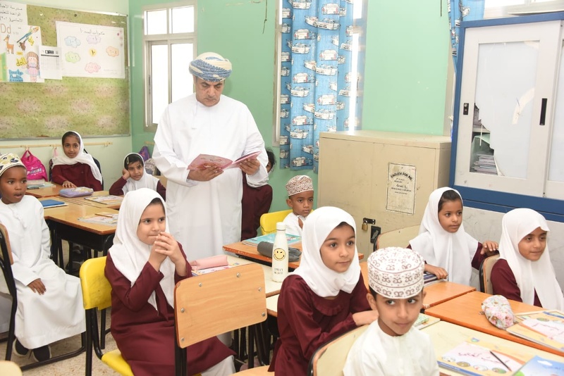 مستشار وزيرة التربية والتعليم لشؤون الإدارة التربوية يتفقد سير العملية التعليمية بمدارس المحافظة .