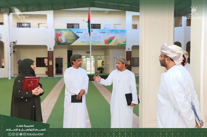المديرة العامة بتعليمية ظفار تقوم بزيارات ميدانية للمدارس المسائية للوقوف على العملية التعليمية