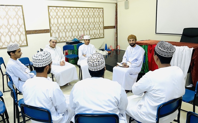 تنفيذ الزيارات الميدانية  لفريق عمل الدراسة التقييمية لمادة الرياضة المدرسية بتعليمية ظفار 