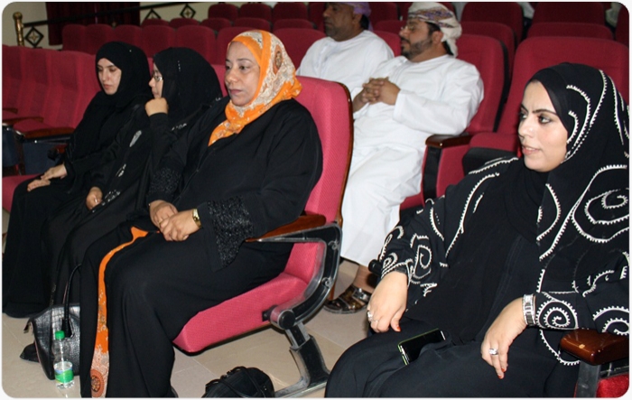 لجنة تقييم مهرجان المسرح المدرسي تزور تعليمية محافظة جنوب الباطنة