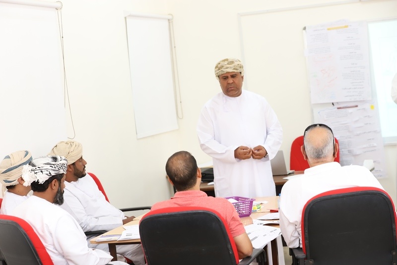 مستشار الوزيرة لشؤون أمن الوزارة يطلع على تنفيذ البرنامج التدريبي إدارة المخاطر والحالات الطارئة بتعليمية ظفار