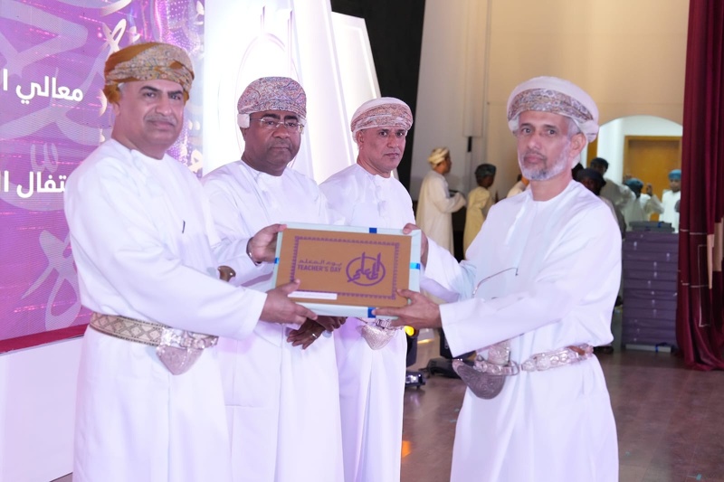 تعليمية محافظة جنوب الشرقية تحتفل بيوم المعلم وتكرم 236 مجيدا تربويا