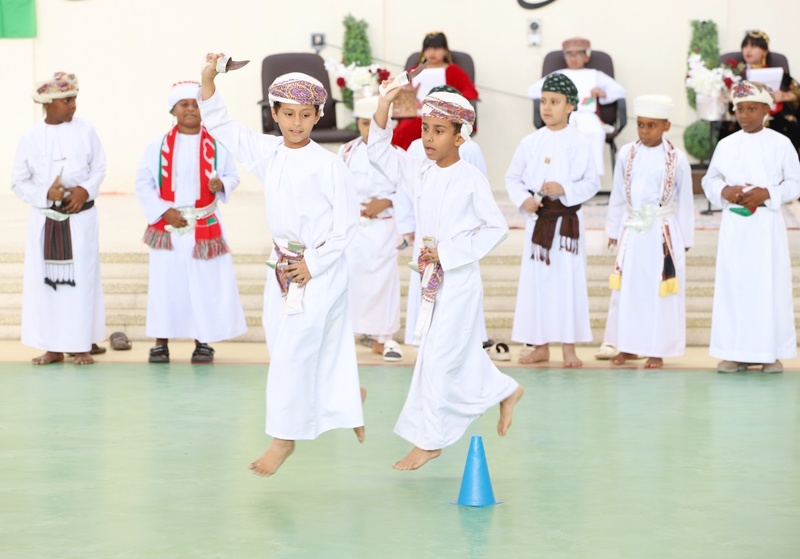مدارس تعليمية ظفار تجسد أسمى معاني الولاء بالعيد الوطني الرابع والخمسين المجيد