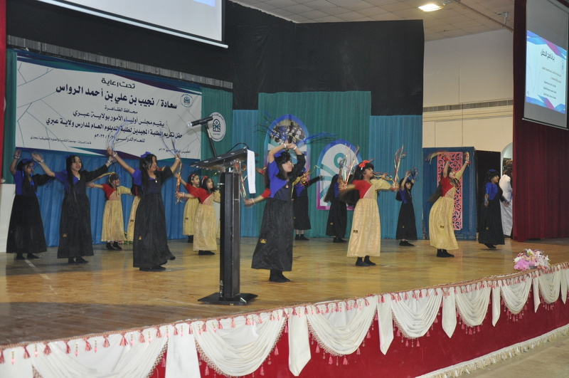 مجلس أولياء الأمور بعبري  يكرم الطلبة المجيدين بمدارس ولاية عبري 