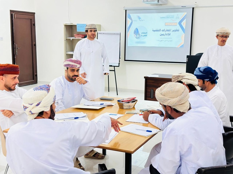 برنامج تطوير المهارات التقنية للإداريين بتعليمية ظفار
