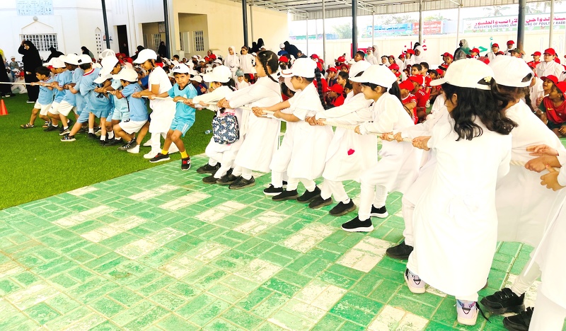 تنفيذ اليوم الرياضي الموحد لطلبة مدارس تعليمية ظفار