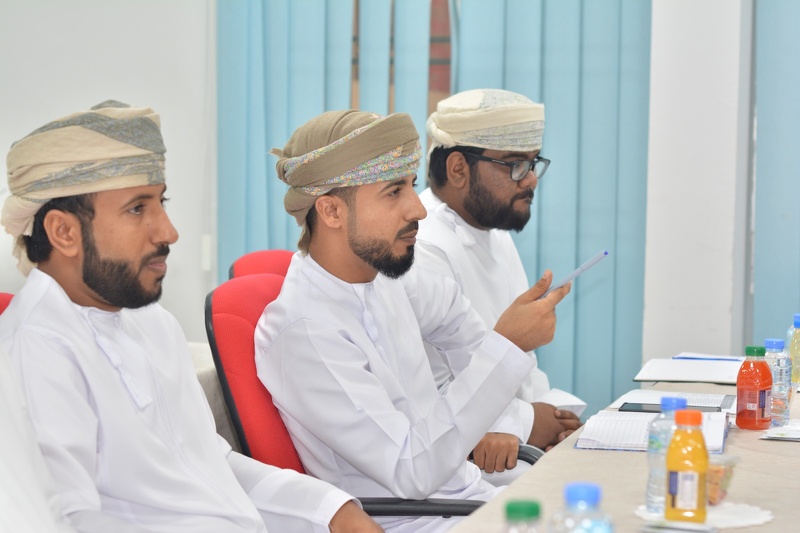 لجنة إحلال أجهزة التكييف تعقد اجتماعاً مع مدراء ومديرات المدارس المستهدفة في الدفعة الثانية بتعليمية جنوب الشرقية .