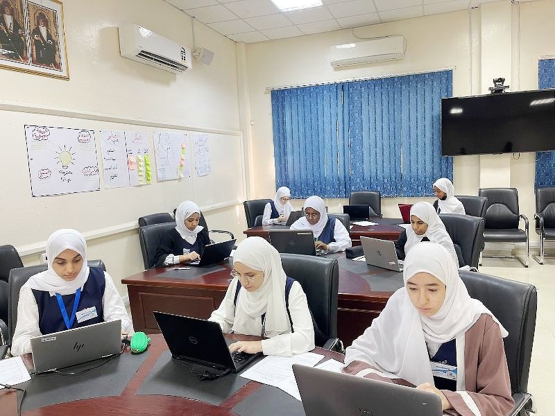 تنفيذ الدور النهائي من مسابقة الكتابة الإلكترونية باللغة الإنجليزية لطلبة الصف الحادي عشر لعدد من مدارس تعليمية ظفار