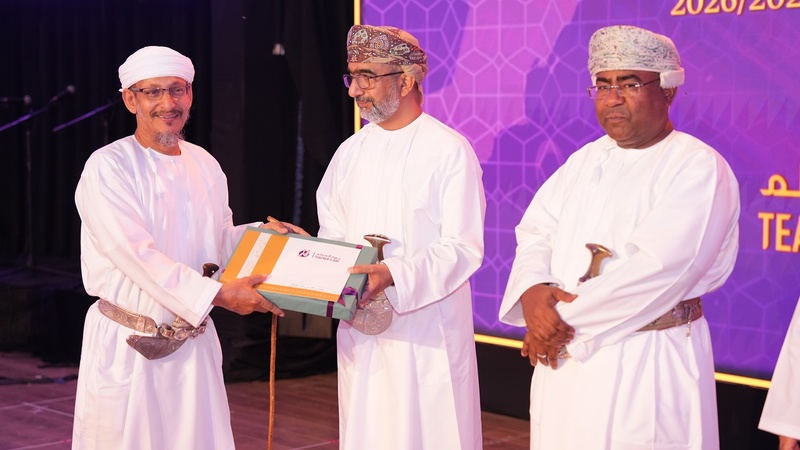 تعليمية محافظة جنوب الشرقية تحتفل بيوم المعلم وتكرم 250 مجيدا