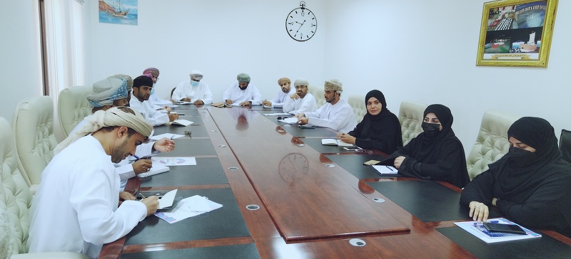 أعضاء الفريق الرئيسي لمشروع منظومة قياس الأداء الفردي والإجادة المؤسسية يلتقي بالمختصين بتعليمية ظفار       