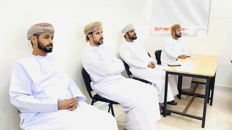  اللجنة الفرعية لتنفيذ المرحلة الثانية من مبادرة قافلة الوسائل التعليمية بتعليمية ظفار تناقش خطط وبرامج المبادرة