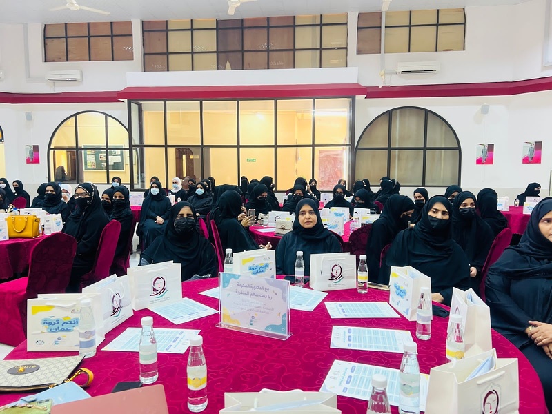 مدرسة مدينه الحق للتعليم الاساسي١-١٢  تنظم ملتقى انتم ثروة عمان