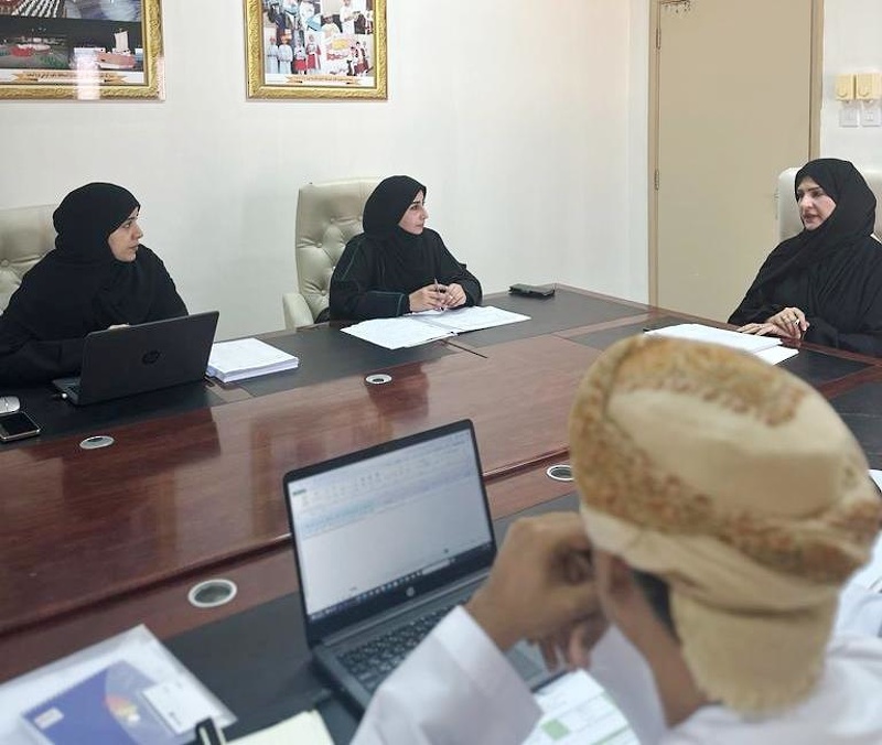 تواصل أعمال لجنة متابعة استقرار الهيئة التدريسية بالمدارس بتعليمية ظفار .