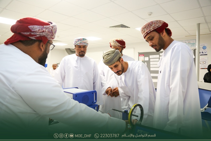 برنامجًا تدريبيًا لمشرفي وأخصائي وفني مختبرات العلوم بتعليمية ظفار