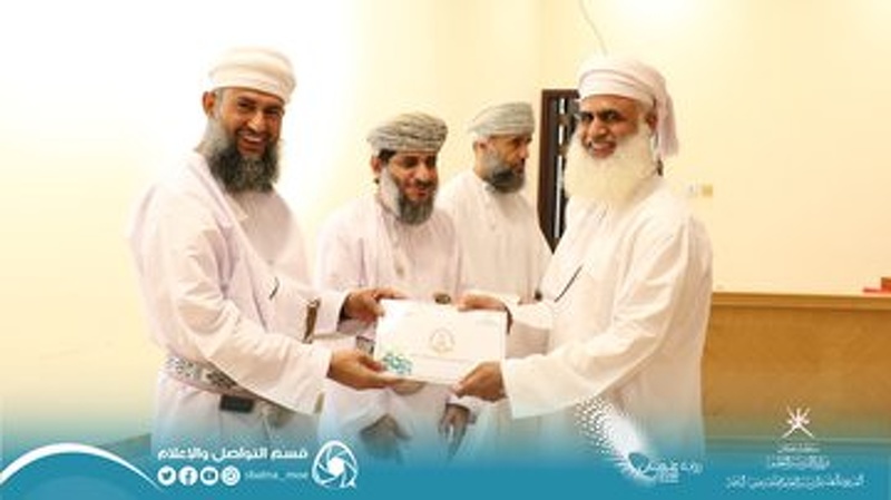 تكريم المجيدين في مسابقة القرآن الكريم بتعليمية جنوب الباطنة