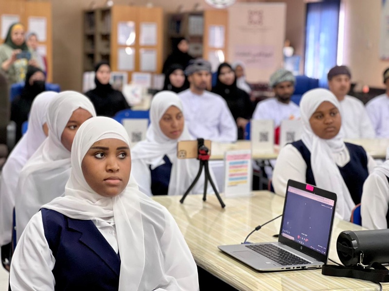 فريق من دائرة  تقنيات التعليم يختتم زيارته لمدارس تعليمية ظفار