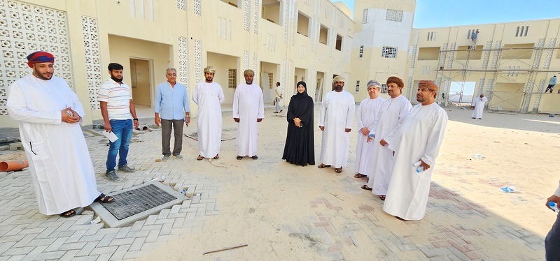 المكلفة بأعمال المدير العام تقوم بزيارة تفقدية لمشروع المدرسة بمنطقة صحلنوت بولاية صلالة