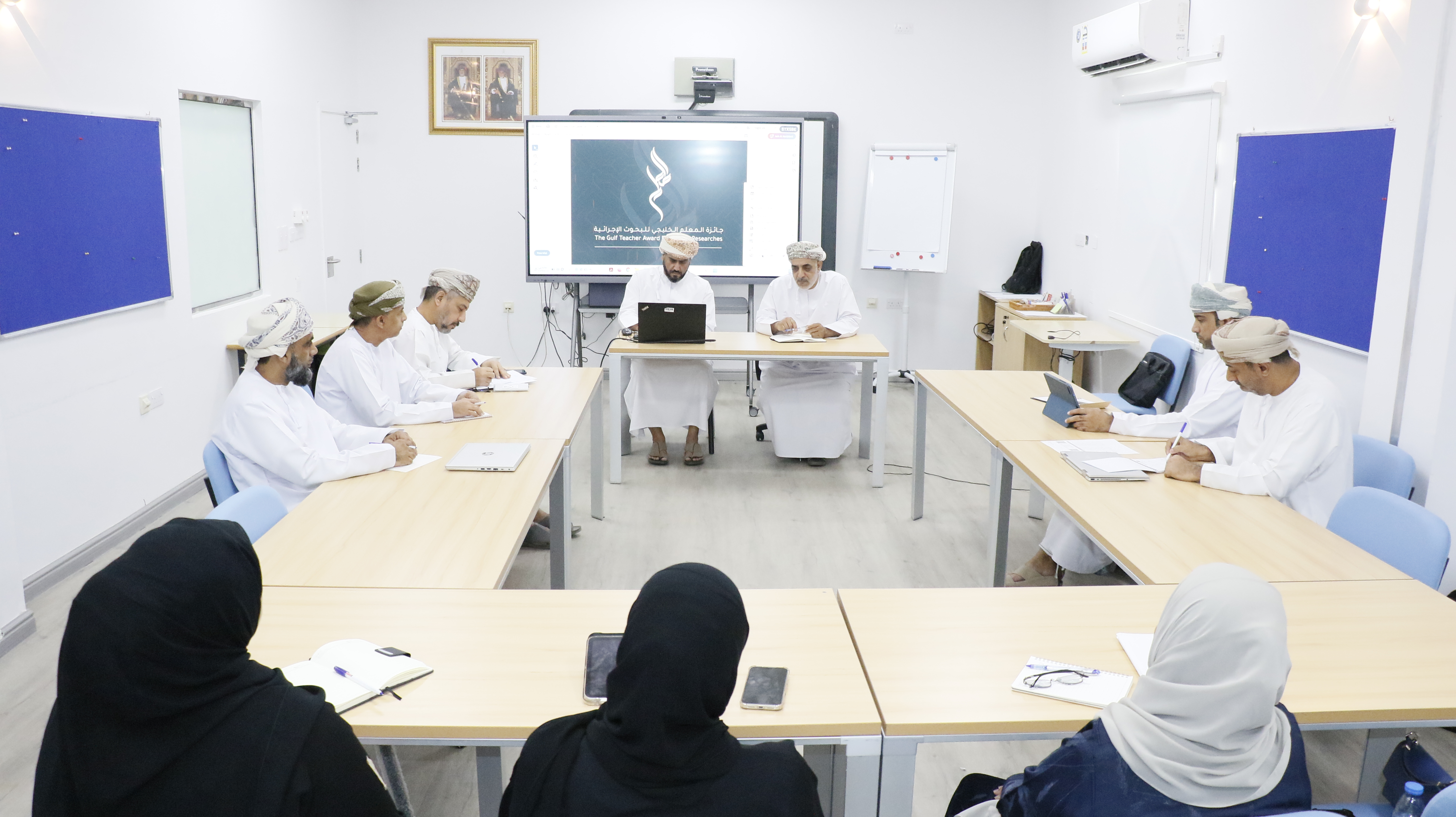 استعراض البحوث المشاركة في جائزة المعلم الخليجي للبحوث الإجرائية بتعليمية جنوب الباطنة