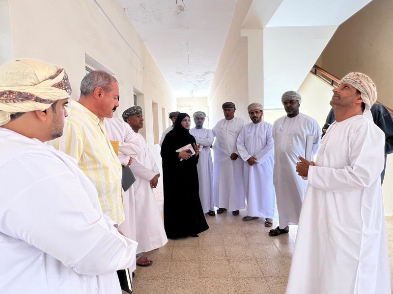 مناقشة المشاريع والخدمات بتعليمية ظفار