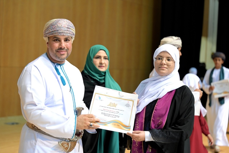 تعليمية ظفار تحتفل بتكريم الطلبة المجيدين في التحصيل الدراسي