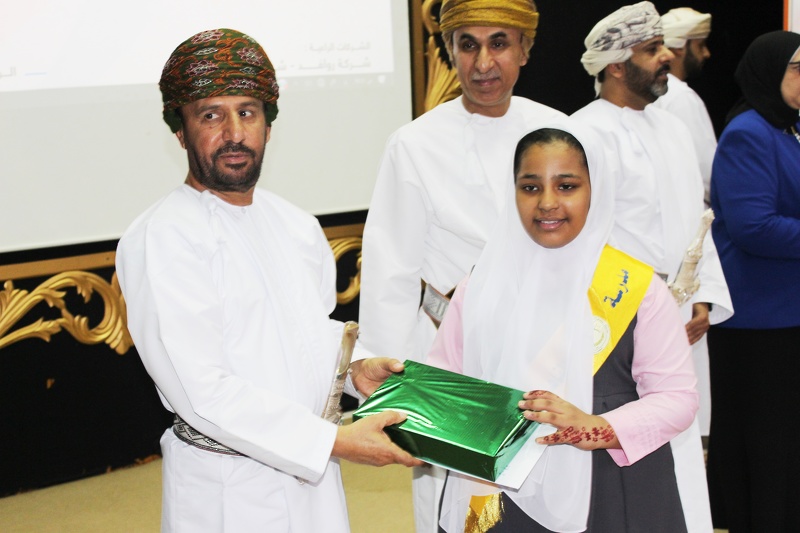 مدرسة المناهل الخاصة بتعليمية ظفار تحتفل بتكريم المجيدين