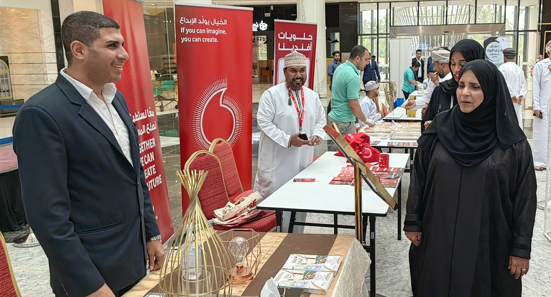 وزارة التربية والتعليم تدشن معرض مزايا الأول بصلالة     صلالة / علي العوائد و سعود الحضري    دشنت وزارة التربية والتعليم ممثلة في المديرية العامة  للشؤون الإدارية اليوم معرض مزايا الأول 2022 للمحافظات التعليمية بسلطنة عمان وذلك بساحة مركز جراند مول التجار