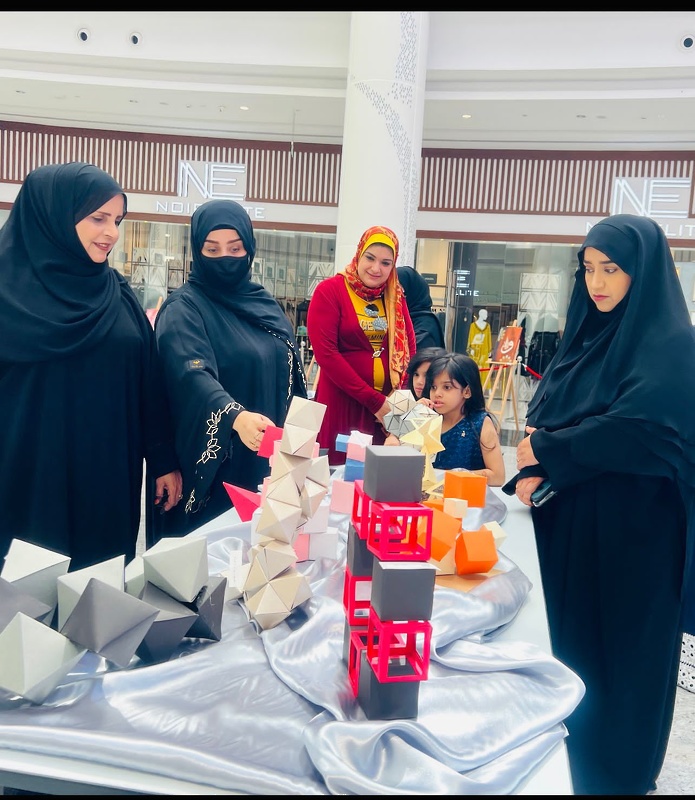 افتتاح المعرض الطلابي الفني أنامل في سماء الإبداع  لمدرسة السعادة للتعليم الأساسي (١٠-١٢)  