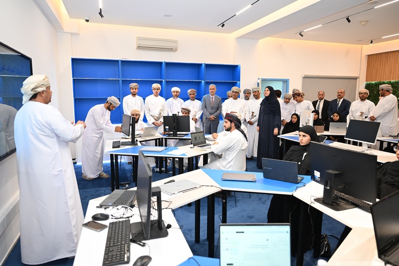 الاحتفال بافتتاح مختبر الذكاء الاصطناعي والتقنيات المتقدمة بتعليمية محافظة الظاهرة