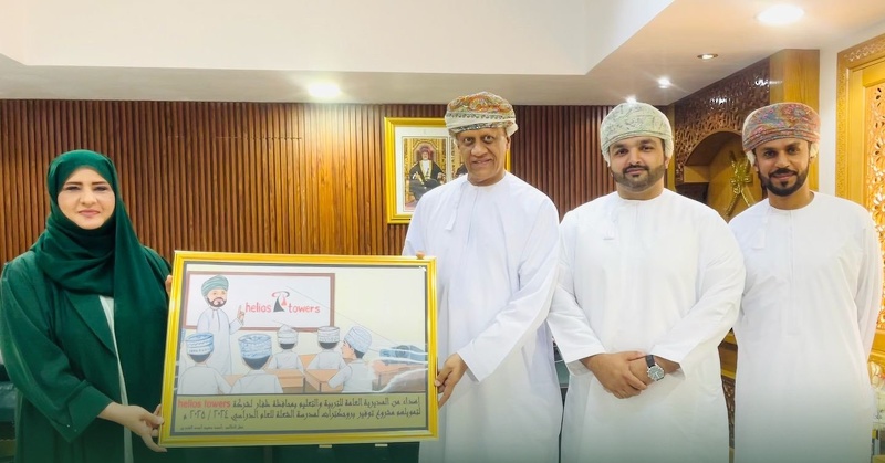 الشركة العمانية للبنى الأساسية للتقنية تمول شراء أجهزة عرض مرئي لمدرسة الشعلة بتعليمية ظفار