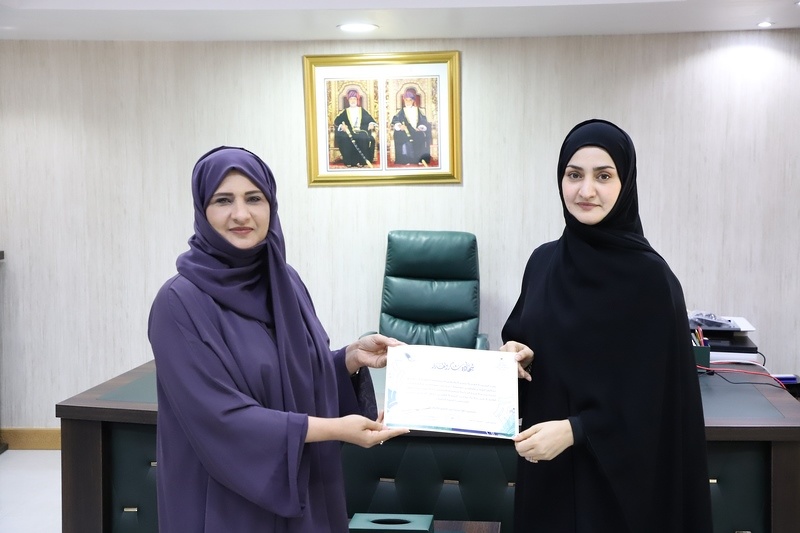 المكلفة بأعمال المدير العام بتعليمية ظفار  تكرم فريق مدرسة منبع الحكمة للتعليم الأساسي(5-10) 