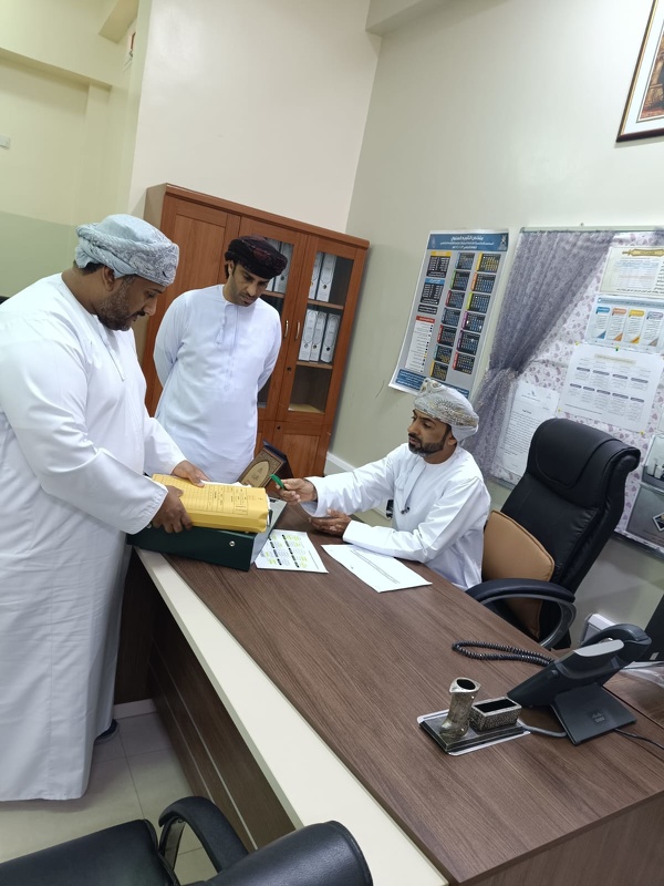 فريق المتابعة الفنية بدائرة الوثائق بوزارة التربية والتعليم يزور تعليمية محافظة الظاهرة