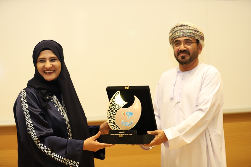 تعليمية ظفار تكرم الطلبة والمشاركين في برنامج 