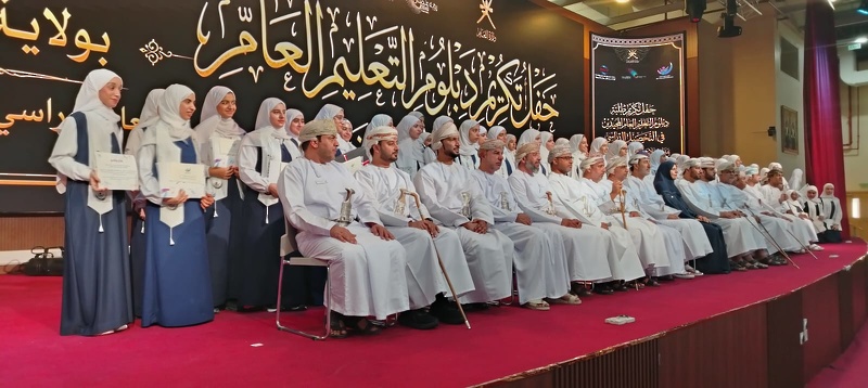 مجلس أولياء الأمور يكرم طلبة دبلوم التعليم العام  المجيدين في التحصيل الدراسي بمدارس ولاية عبري 