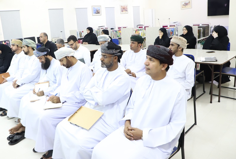 زيارة لمتابعة الفرق الإشراقية غير المركزية في تنفيذ منهجية الرؤية الإشراقية بتعليمية ظفار .