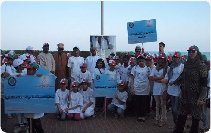 بحضور وزير البيئة والشئون المناخية تعليمية مسقط تنفذ حملة نظافة على شاطئ القرم
