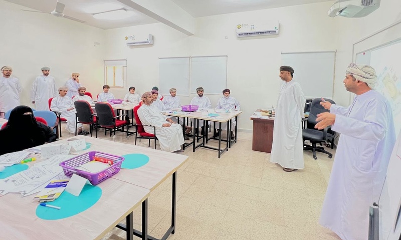 تواصل البرنامج التدريبي في إدارة المخاطر والحالات الطارئة  بتعليمية ظفار 