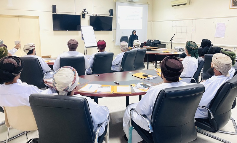 بدء الدورة التدريبية لتطبيق برنامج فواصل لوقاية الطلبة من المخدرات والمؤثرات العقلية في المدارس بتعليمية ظفار  