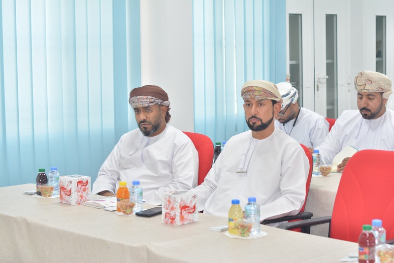 لجنة إحلال أجهزة التكييف تعقد اجتماعاً مع مدراء ومديرات المدارس المستهدفة في الدفعة الثانية بتعليمية جنوب الشرقية .