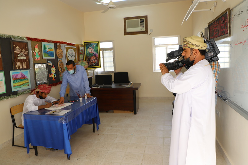 فريق دائرة الإعلام التربوي يختتم زيارته لتعليمية ظفار
