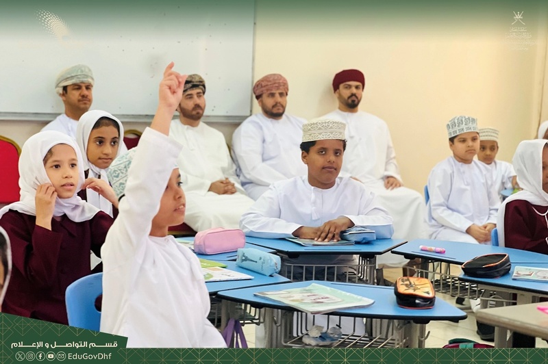   فريق مشروع رقمنة المناهج المركزي يختتم زيارته لتعليمية ظفار 
