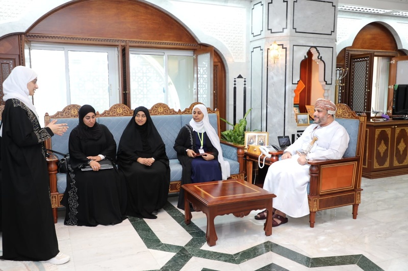 صاحب السمو السيد مروان بن تركي بن محمود ال سعيد محافظ ظفار يلتقي بالفريق الذي يمثل السلطنة في مسابقة فيرست جلوبل العالمية بسويسرا.