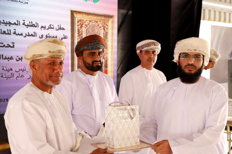 تكريم الطلبة المجيدين بمدرسة ناشب للتعليم الأساسي بنين للعام الدراسي