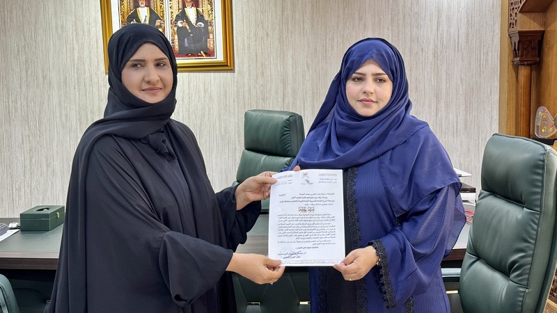 المكلفة بأعمال مدير عام تعليمية ظفار تلتقي برئيسة مركز سهل نحيز لمحو الأمية وتعليم الكبار
