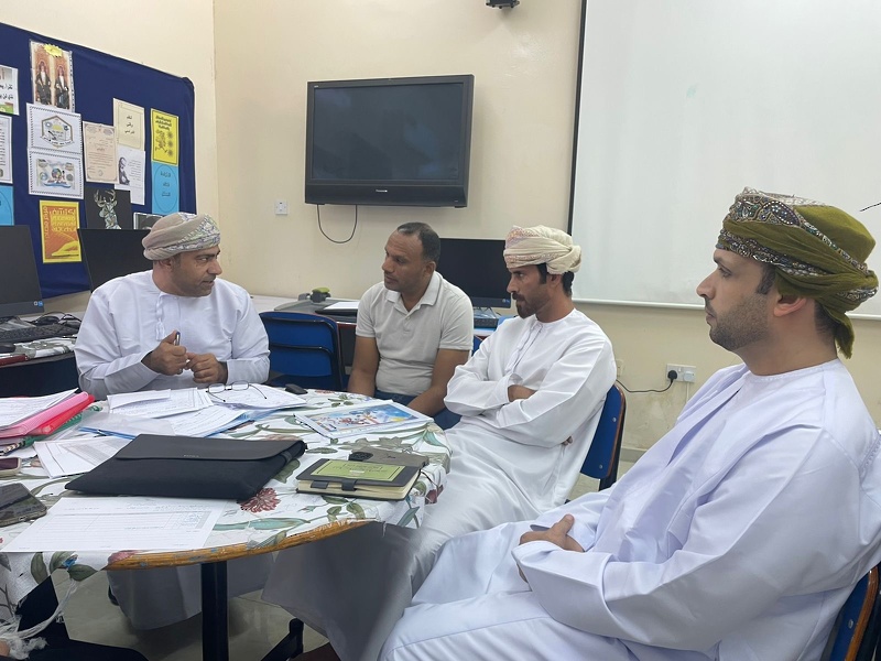 فريق تقويم تعلم مواد العلوم التطبيقية يزور تعليمية ظفار