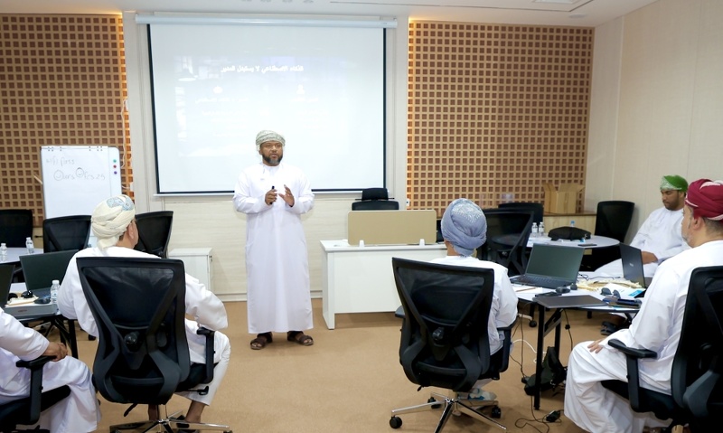 تعليمية شمال الباطنة تنظم برنامجا تدريبيا حول تطبيقات الذكاء الاصطناعي في الإدارة والتخطيط