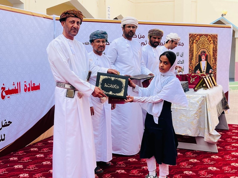 اقيم صباح اليوم بمدرسة روية للتعليم الاساسي حفل تكريم الطلبة المجيدين تحت رعاية والي ثمريت   سعادة الشيخ مسلم بن أحمد الحضري والي ثمريت وبحضور محمد بن عقيل الكاف المدير العام المساعد وعدد من التربويين   بدء الحفل تلاوة عطرة  من القرآن الكريم تلتها الطالبة