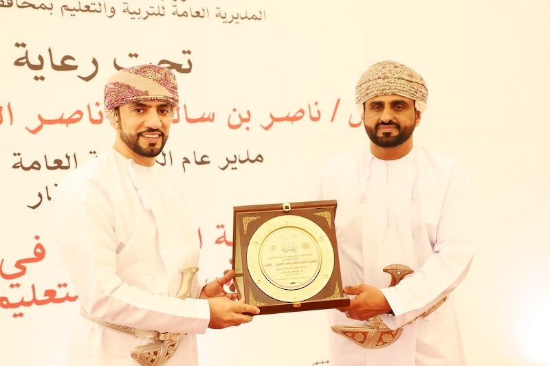 مدرستي ناشب للبنين والبنات تكرم الطلبة المجيدين